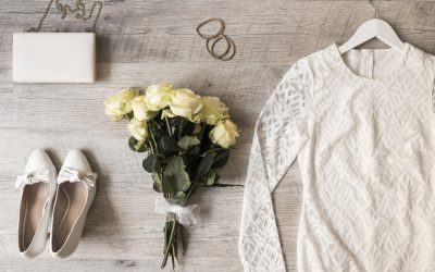zapatos de vestir embrague cintas para el pelo rosa ramo y vestido de novia sobre fondo de madera