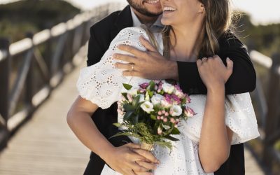 pareja celebrando el compromiso juntos