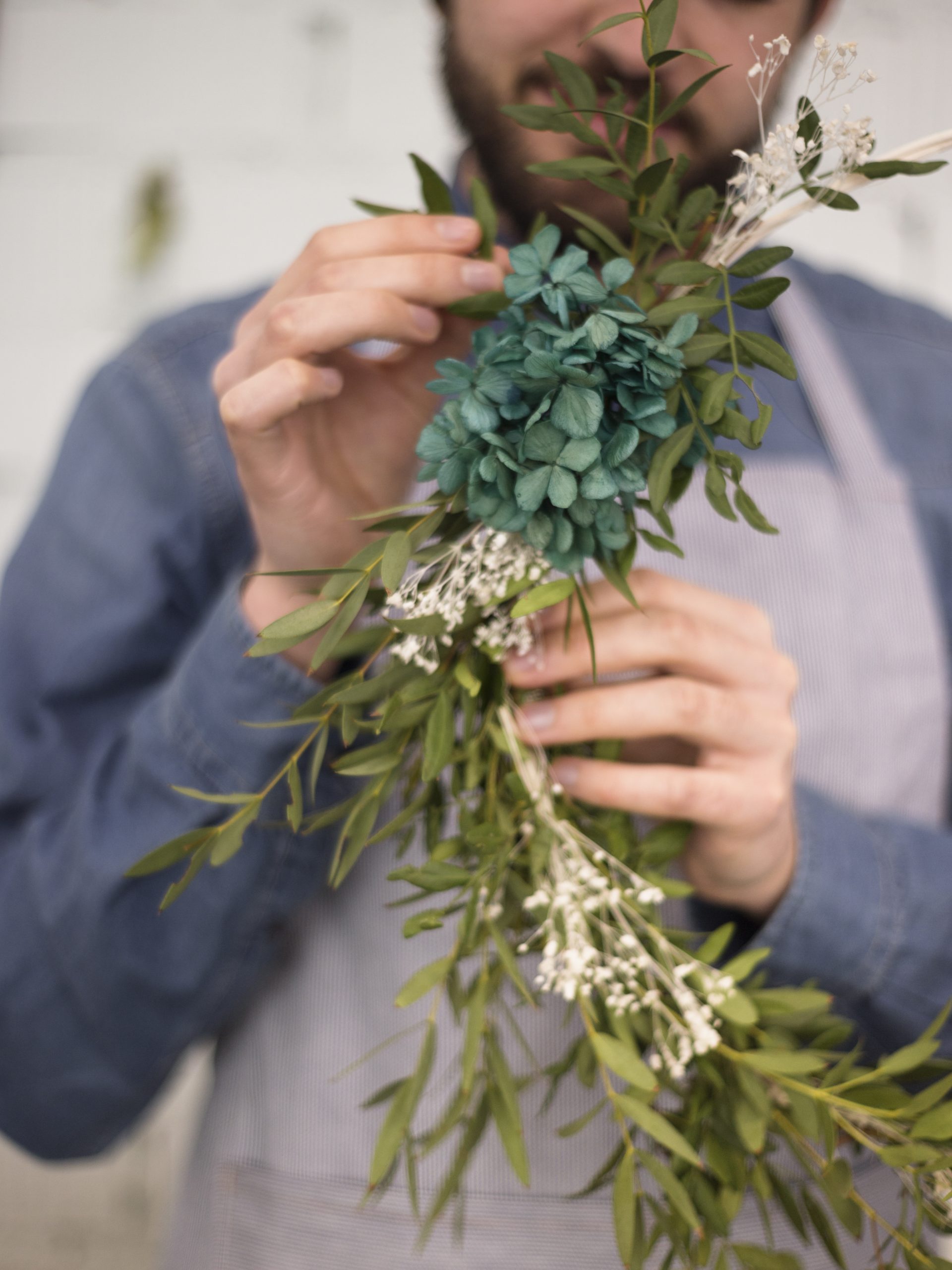 primer plano de un florista masculino haciendo corona primer plano de un florista masculino haciendo corona